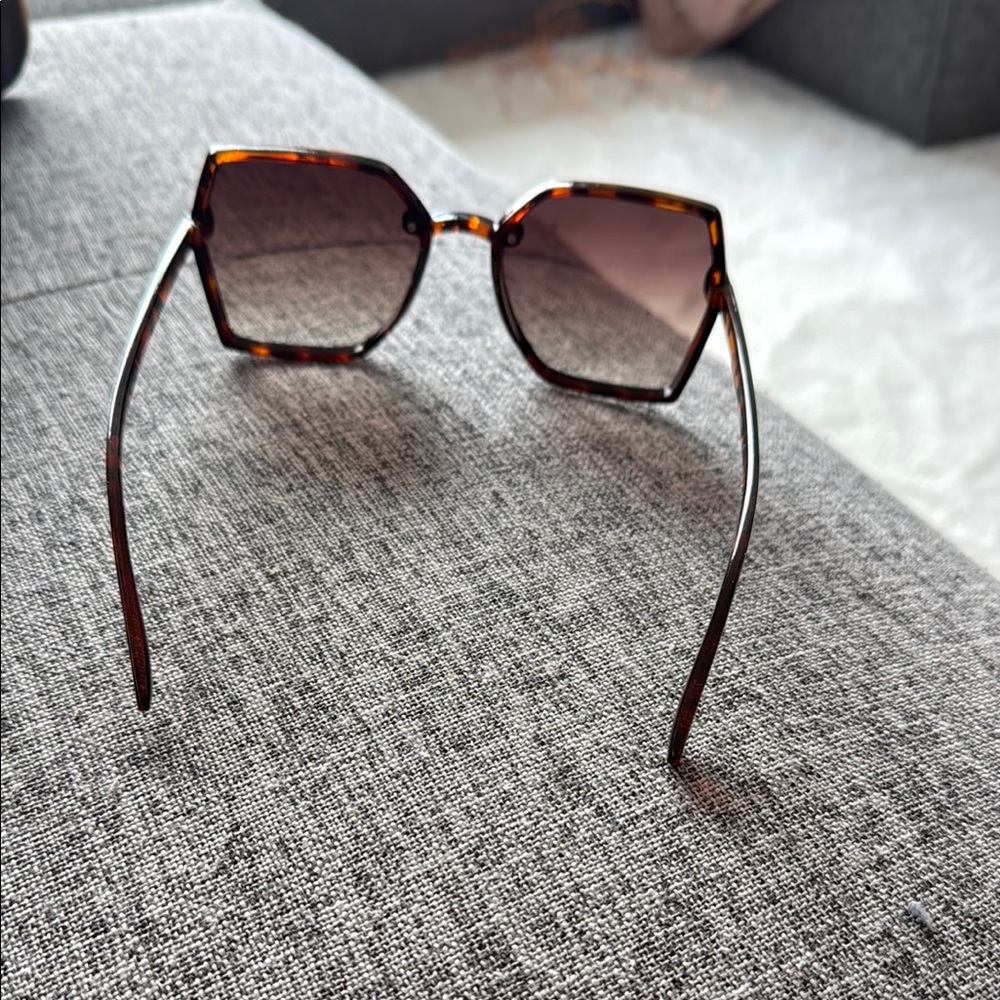 Fashion Nova Brown Geometric Sunglasses - Picture 3 of 3
